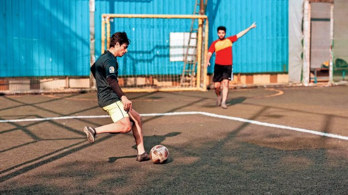 How to play football games with friends online for free